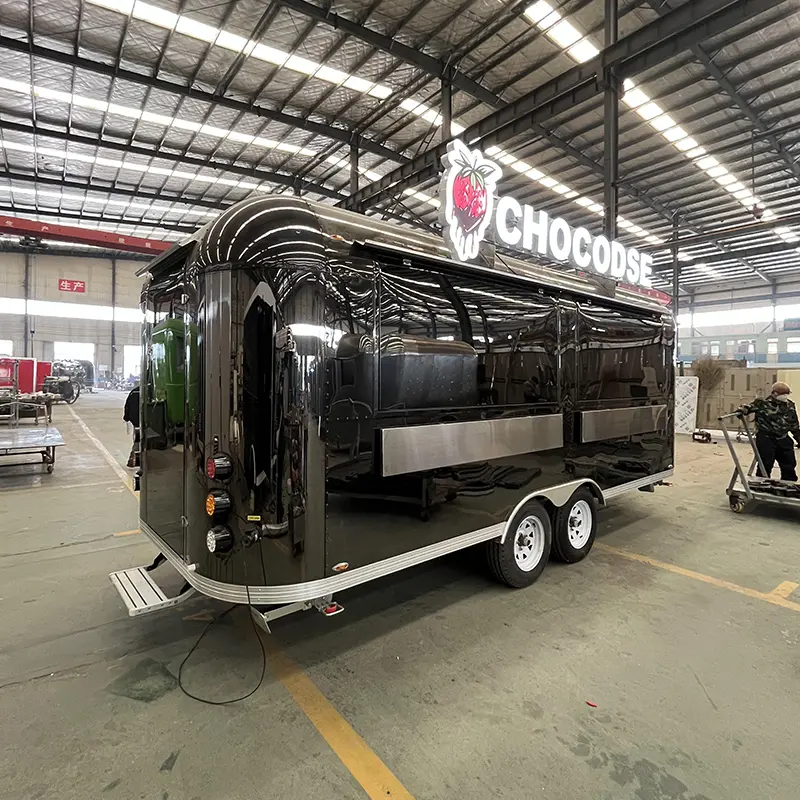 Remolque Airstream negro mate